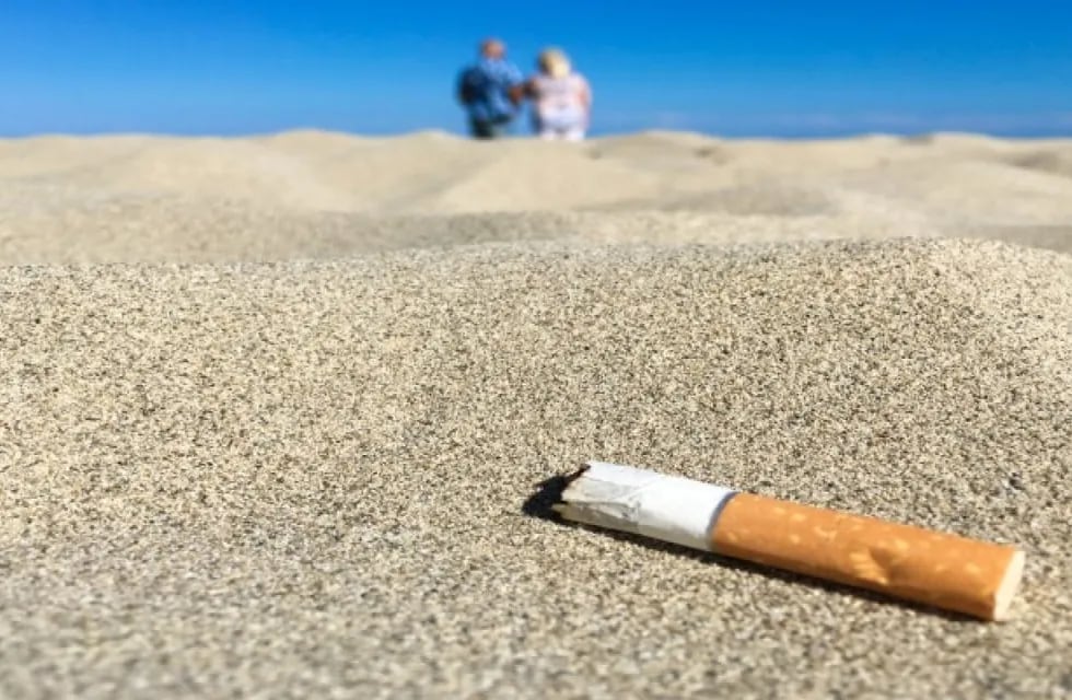 Achicaron al mínimo el espacio para fumadores en las playas rosarinas. Imagen Ilustrativa.