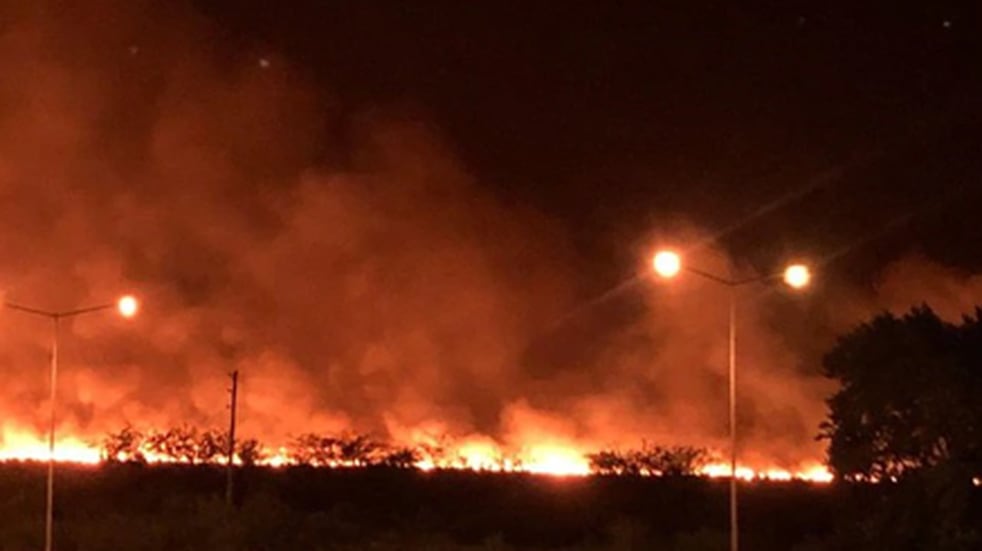 Las llamas se podían observar desde varios kilómetros de distancia. Twitter @NacionalAM870