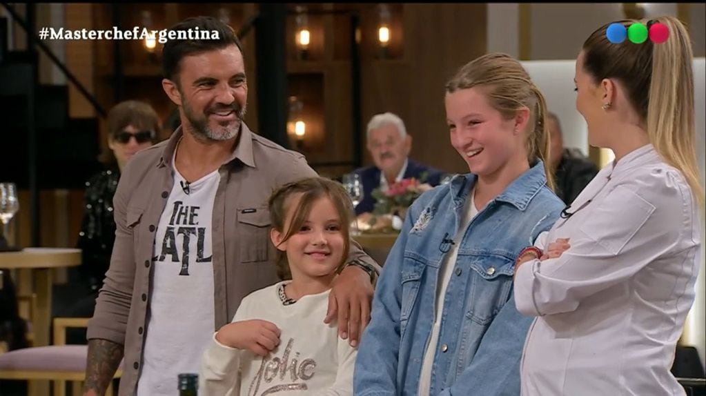 Fabián Cubero con sus hijas en la final de MasterChef Celebrity 3 para apoyar a Mica Viciconte