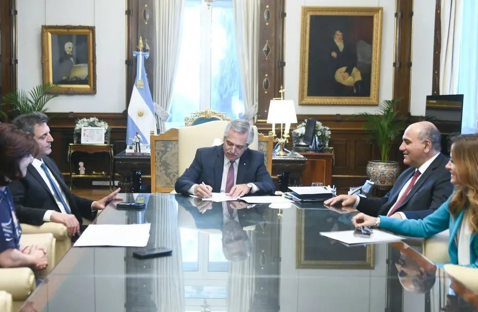 Alberto Fernández firma el decreto que pone fin a nuevos planes sociales.