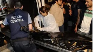 La Policía Científica de Mendoza trabajó toda la noche en barrio 8 de Julio. Determinó que hubo ensañamiento contra las víctimas (Gentileza Los Andes).