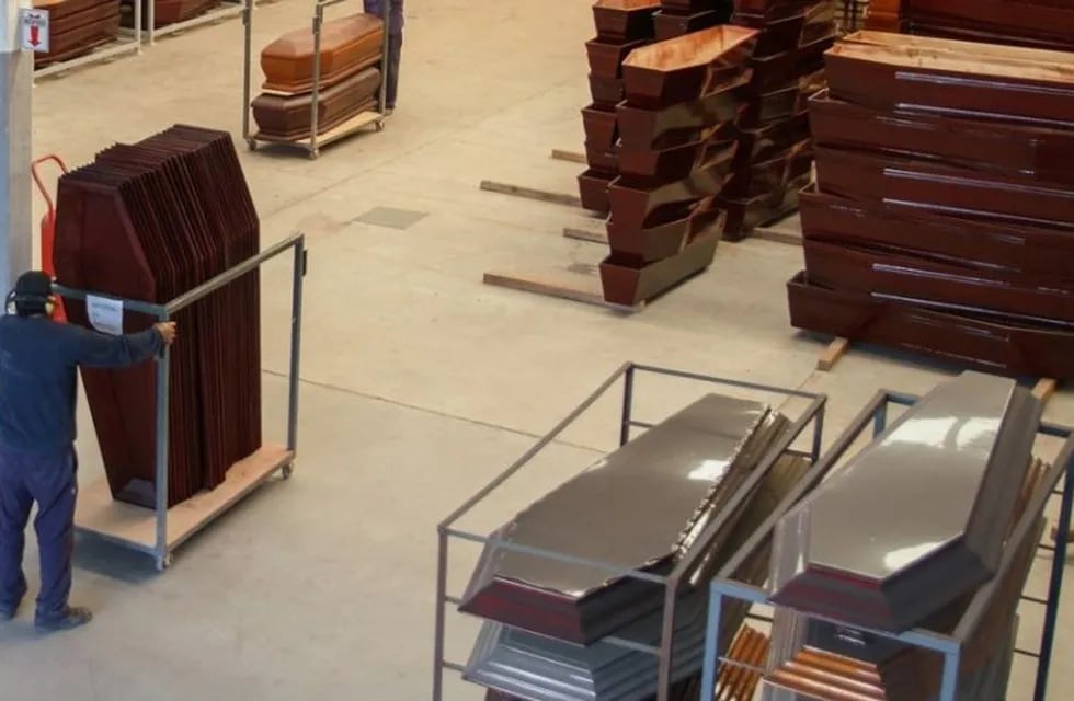 Fábrica rosarina de ataúdes asegura que crecieron los pedidos de féretros económicos. (Metalpro)