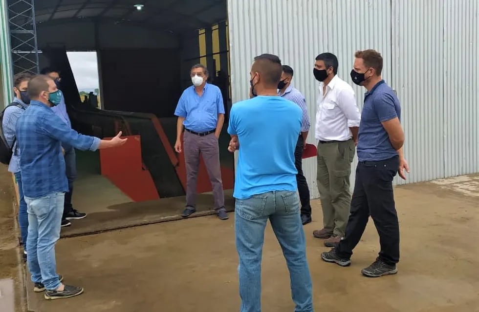 Técnicos de la cartera ambiental del Chaco se reunieron con funcionarios de Avia Terai con quienes supervisaron el estado de la planta de tratamiento de residuos de la localidad.
