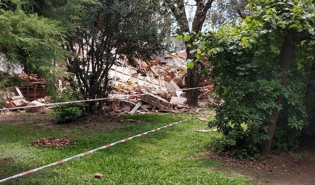 Derrumbe de una casa en la localidad de Funes. (@PedroLevyok)