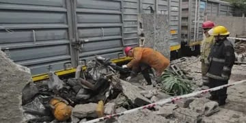 Tren arrolló a un automóvil.