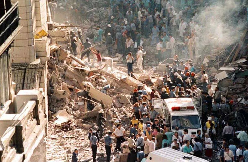 Destrucción y muerte. En el atentado ocurrido el 17 de marzo de 1992, en la sede de la Embajada de Israel en Buenos Aires, hubo varios muertos y decenas de heridos. (LaVoz/Archivo)