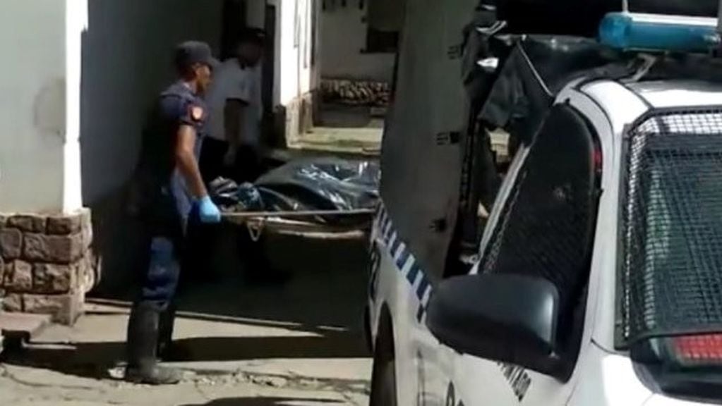 Personal policial trasladó el cuerpo hallado en el sitio Las Tres Compuertas, al hospital Orías.