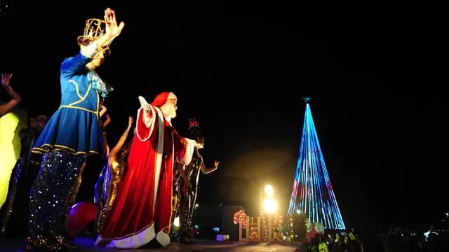 Pueblo Belgrano enciende su árbol de navidad