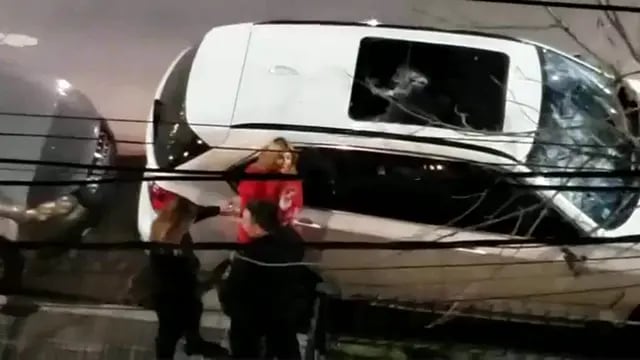 Detuvieron a una mujer por romper una camioneta con un matafuegos en Santa Fe