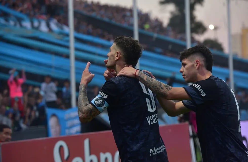 Festeja Pablo Vegetti y explota Alberdi, por el 1 a 0 de Belgrano ante Atlético Tucumán (Facundo Luque / La Voz).