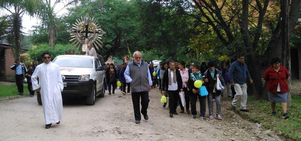 Las imágenes fueron llevadas en procesión por las calles del sector de Campo Verde.