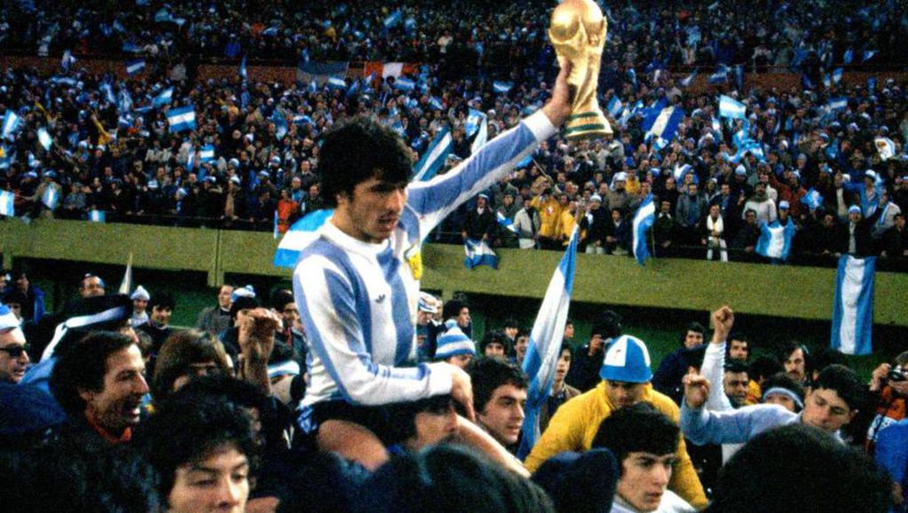 Daniel Alberto Passarella, capitán en aquel entonces, levanta la Copa del Mundo de 1978.