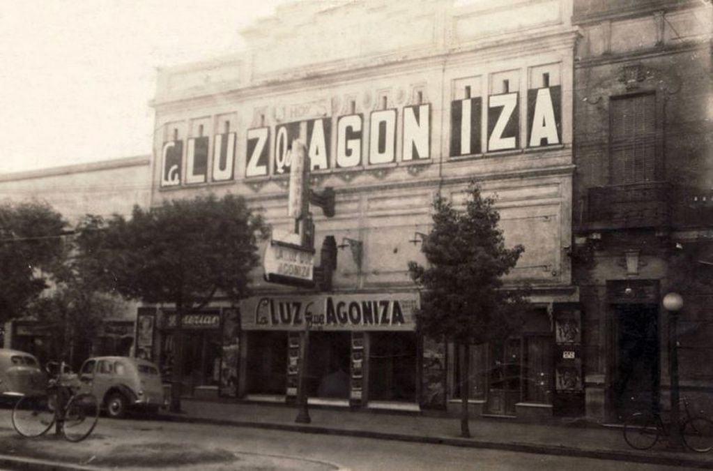 Cine Teatro Colón, ubicado en Bv. 25 de Mayo 1984. Estreno del largometraje "La luz que agoniza", año 1945.