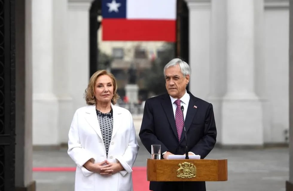 Fotografía cedida por la Presidencia de Chile que muestra al presidente de Chile, Sebastián Piñera, y a la primera dama chilena, Cecilia Morel. Crédito: EFE/Presidencia de Chile.