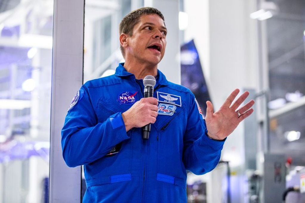 El astronauta Robert Behnken (49 años). Realizó tres caminatas espaciales en cada uno de los dos vuelos de transbordador en los que participó (en 2008 y 2010).