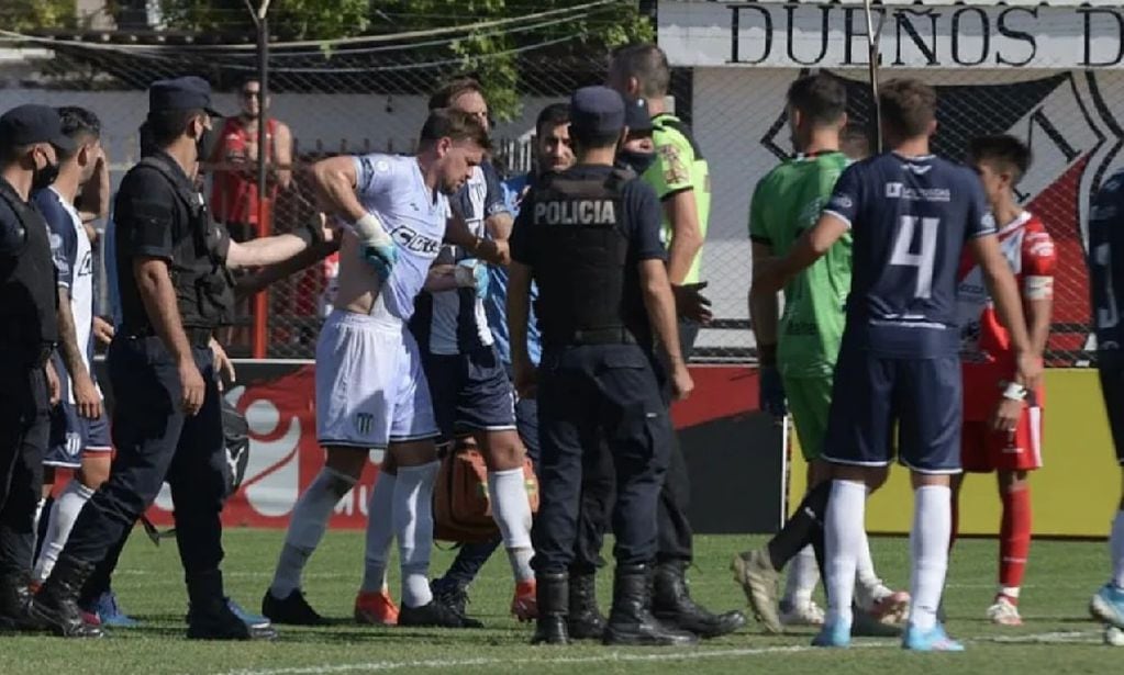 El arquero Cristian Correa, se retira del campo de juego lesionado en la espalda. Deportivo Maipú ganaba 1-0 sobre Tristán Suárez cuando se suspendió el partido por una bengala.