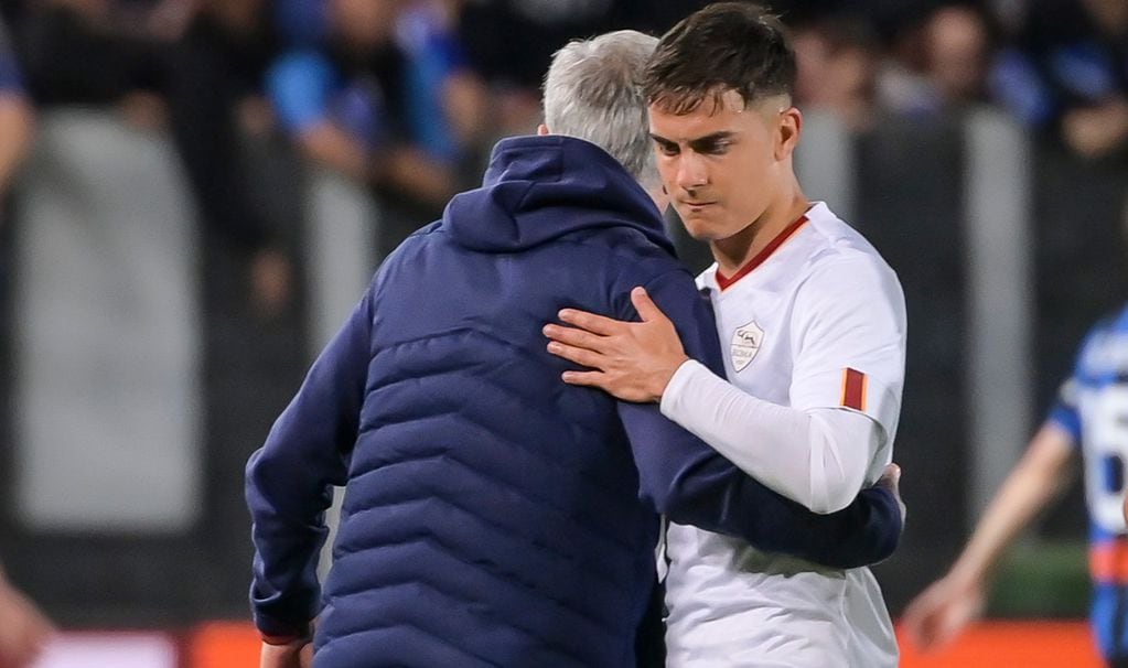 Dybala recibe el abrazo de Mourinho tras una derrota que lo dejó con más de una preocupación (Foto: Prensa Roma).