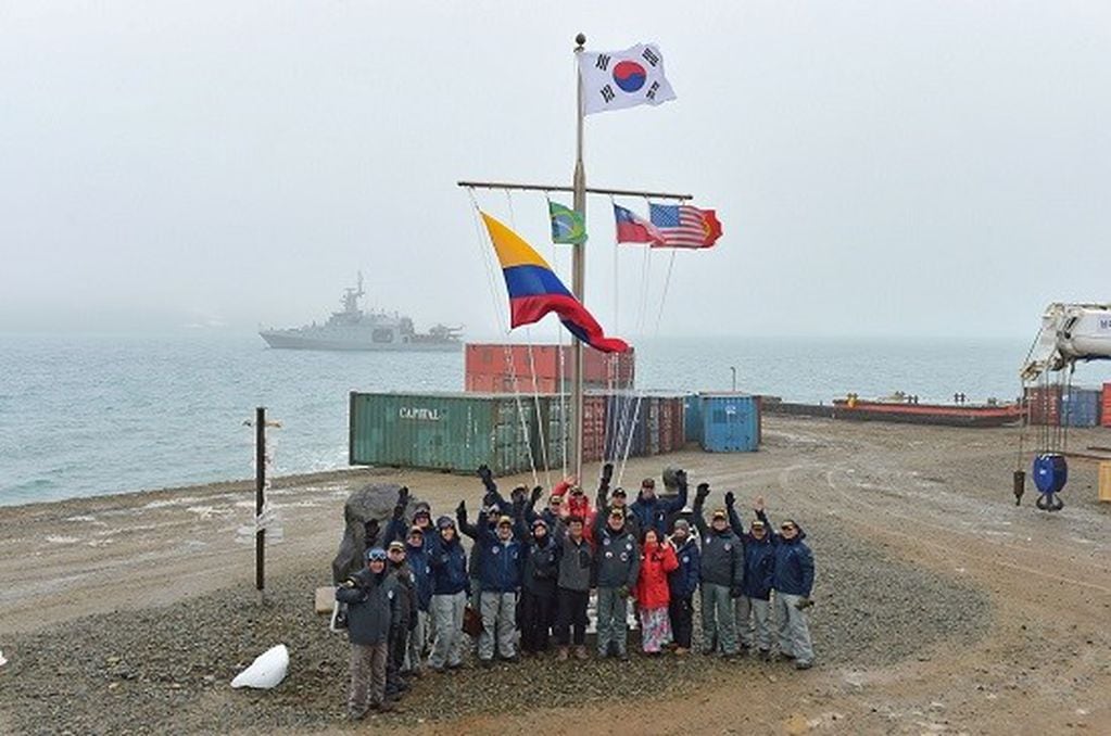 Personal colombiano en visita a Base Antártica de Corea del Sur "King Sejong".