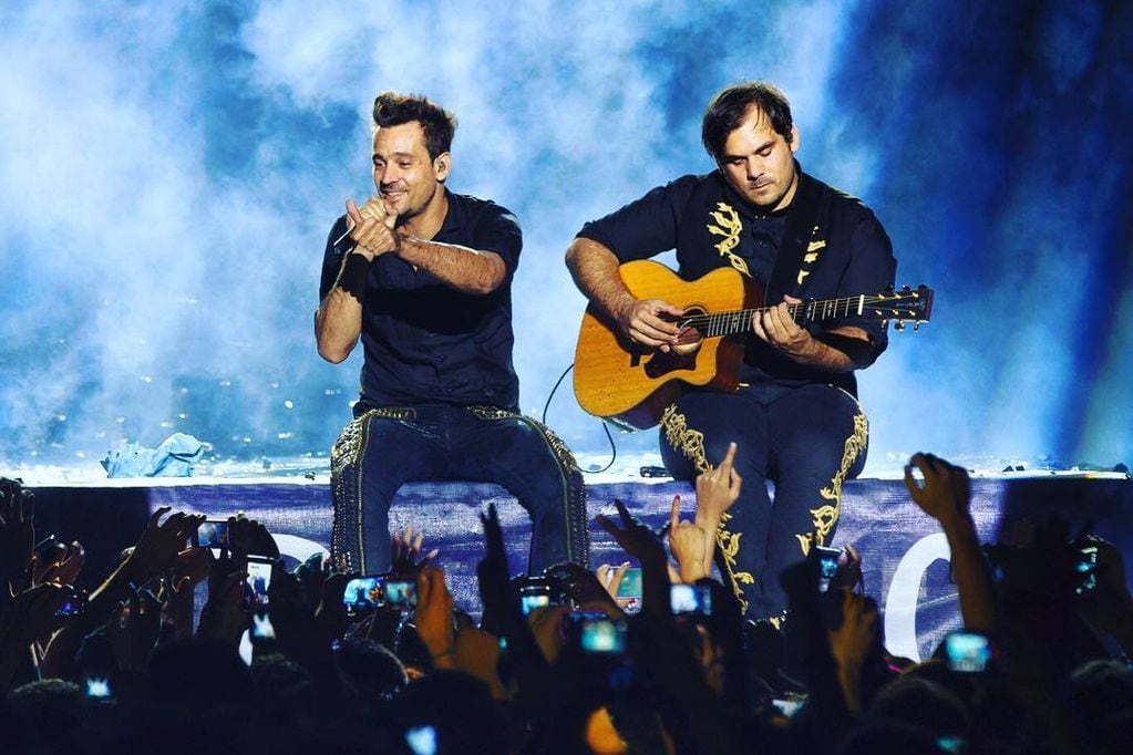 Chano y Bambi, en un momento acústico de un show de Tan Biónica. (Instagram @tanbionica)