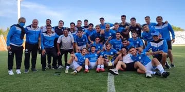 La reserva de Belgrano posa con la copa ganada en Mendoza