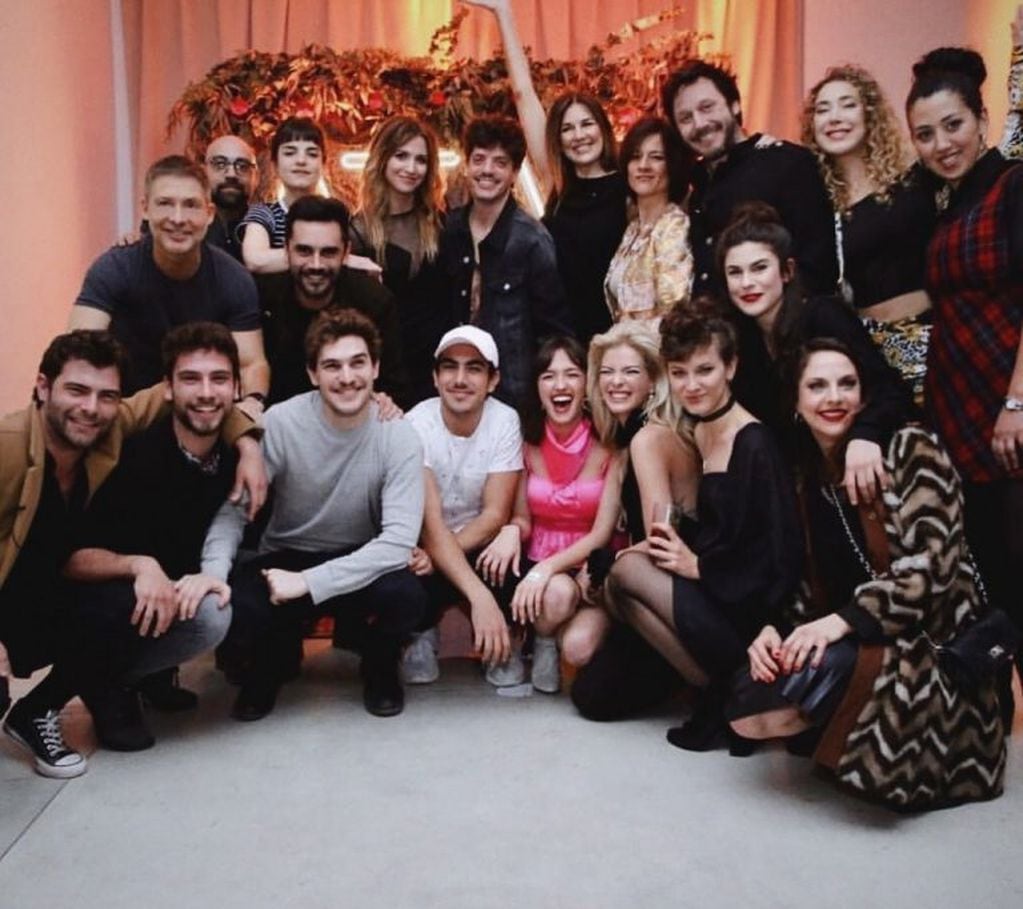 Soledad Fandiño posa con todo el elenco de ATAV en la fiesta por el gran éxito de la tira (Foto: Instagram/ soledadfandino)