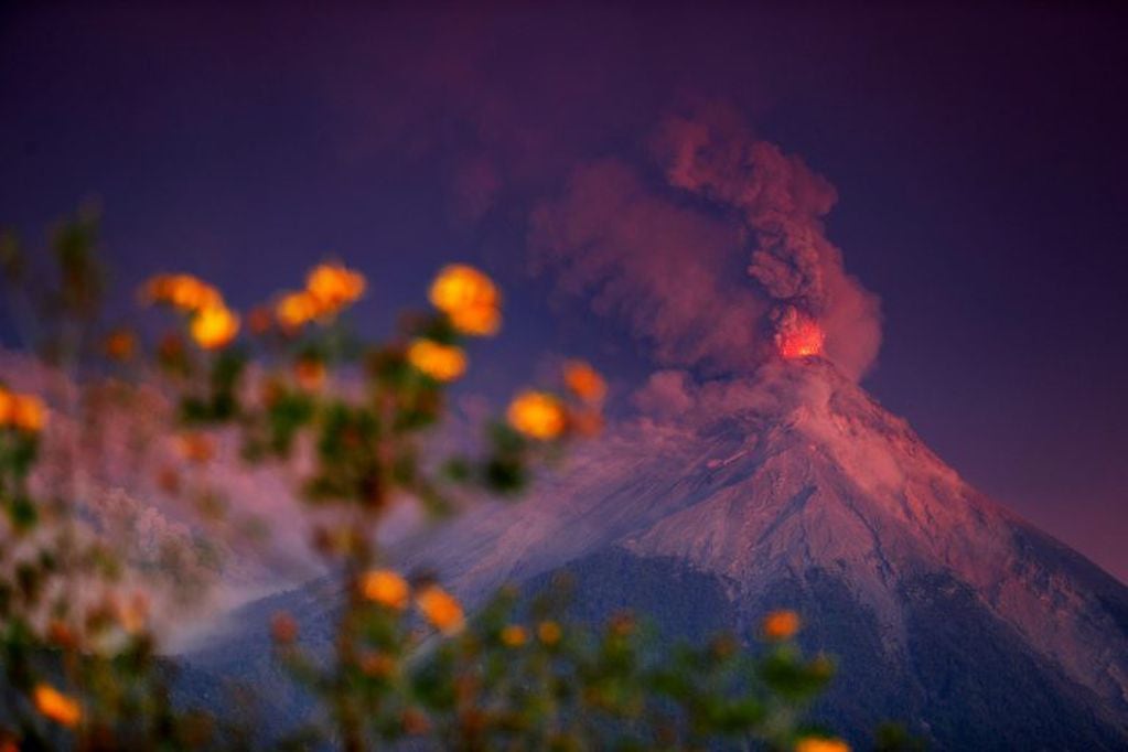 El 19 de noviembre fueron evacuadas más de 2.000 personas tras fuertes erupciones (EFE)