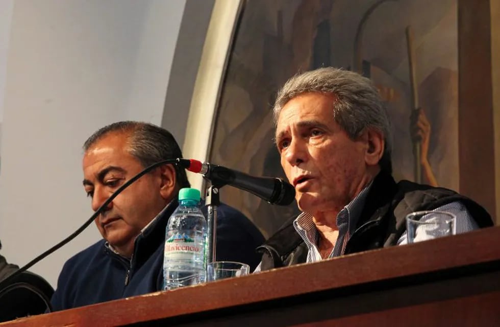 Héctor Daer (i) y Carlos Acuña, miembros del triunvirato de la Confederación General del Trabajo (CGT), principal central sindical argentina, participan en una rueda de prensa hoy, martes 25 de septiembre de 2018, en Buenos Aires (Argentina). La Confederación General del Trabajo (CGT), principal central sindical argentina, aseguró que la huelga general de hoy ha sido \