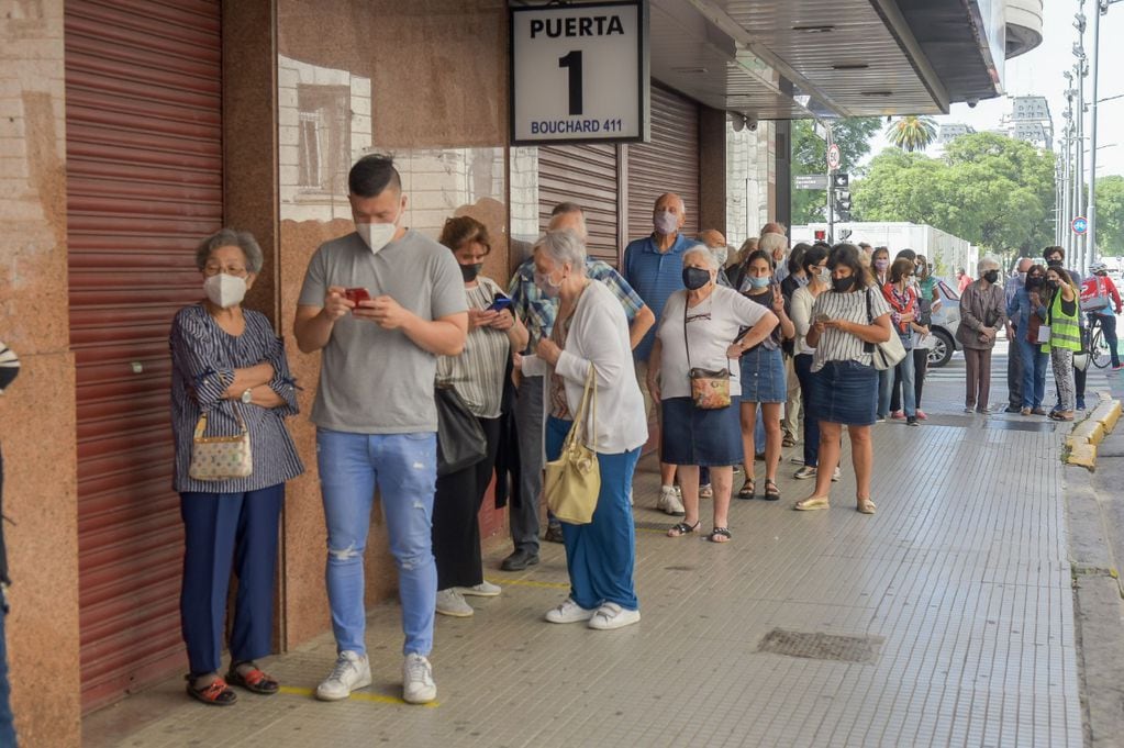 Mayores de 80 años realizan largas filas en el Luna Park, nuevo centro de vacunación contra el Covid-19 en la Ciudad. (Clarín)