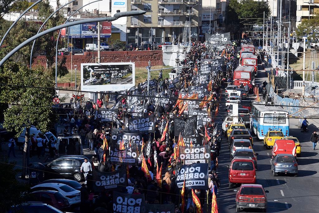 Organizaciones sociales marchan por el centro de la ciudad de Córdoba este jueves. (Ramiro Pereyra / La Voz)