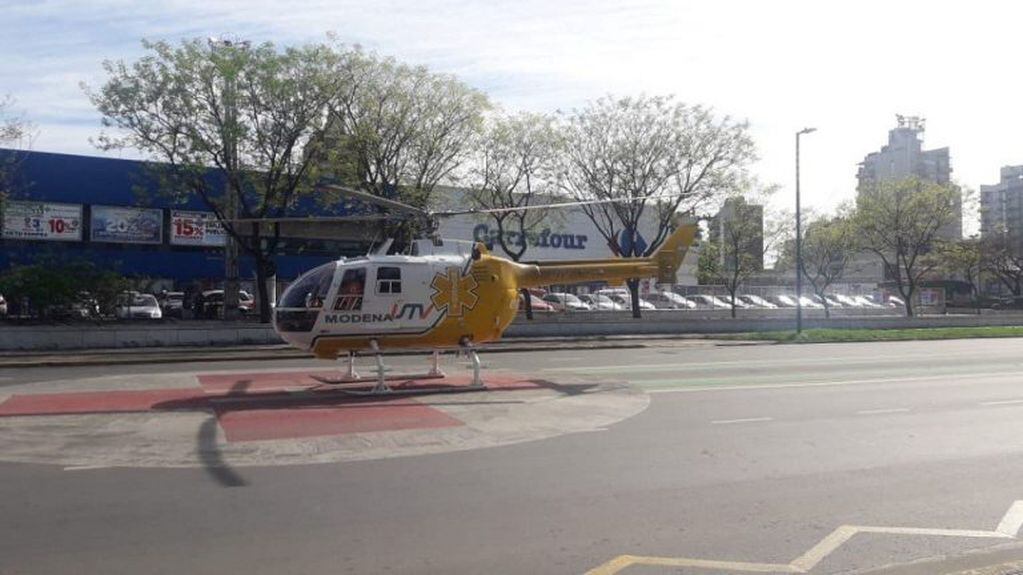Helicóptero aterriza en Rosario para trasladar al paciente al Heca. (Web)