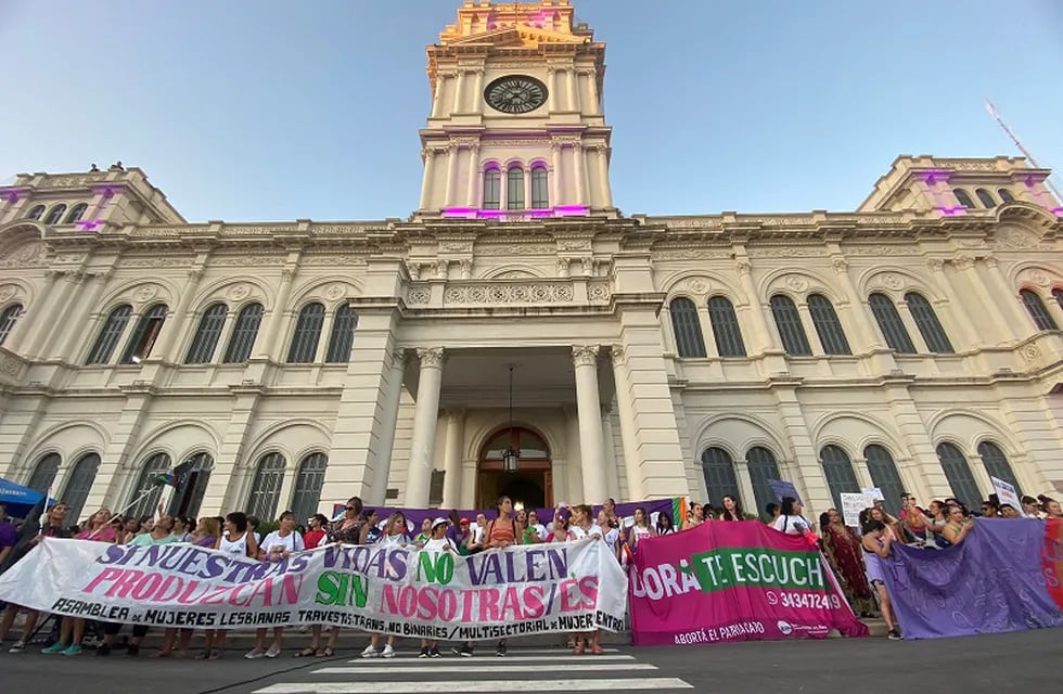 Mas de 15 mil mujeres participaron de la marcha por el 8M en Paraná.