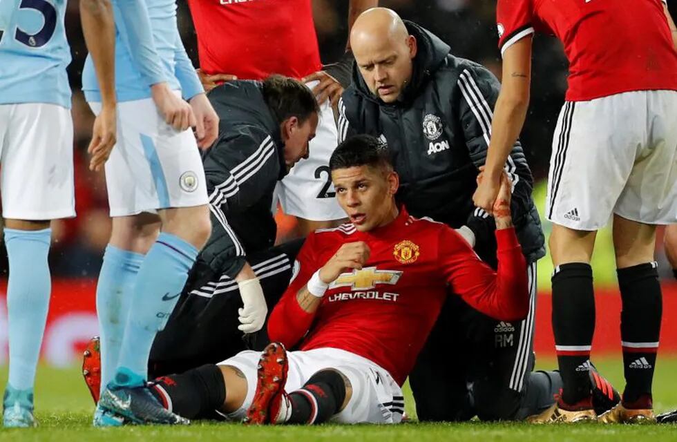 Marcos Rojo protagonizó un duro choque con el español David Silva en el derby de Manchester. REUTERS/Darren Staples