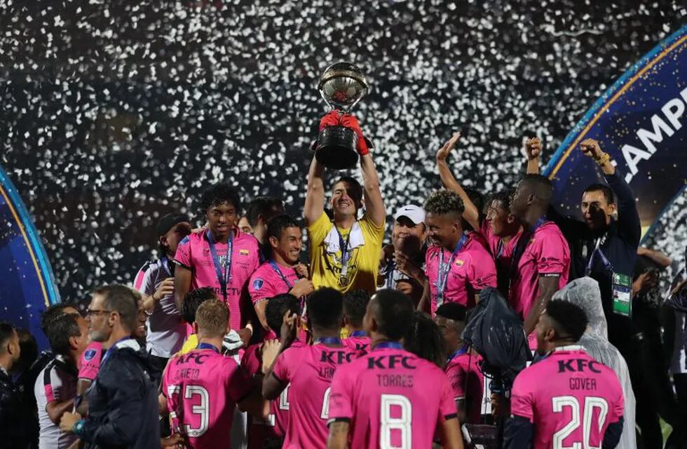 Jugadores de Independiente del Valle celebran con el trofeo tras ganar la Copa Sudamericana. (EFE)