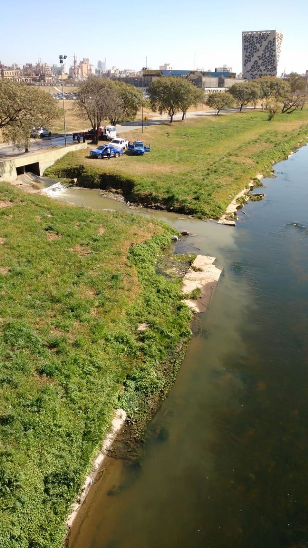 Volcamiento de líquidos cloacales de manera ilegal en el Río Suquía, procedimiento de la Patrulla Ambiental.