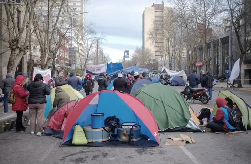 Movimientos sociales acampan frente al Palacio Municipal (web).