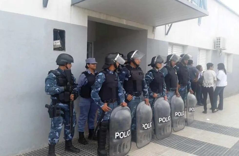 De esta manera la policía antimotines no permitió la entrada de simpatizantes de la oposición