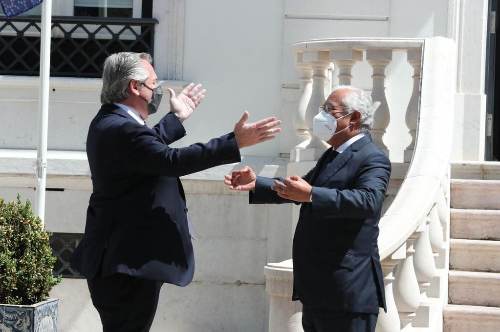 El presidente Alberto Fernández (i), reunido con el primer ministro de Portugal, Antonio Costa.
