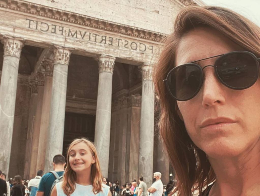 Antonia Audoglio posó de fondo en la selfie que sacó la cantante en Roma.