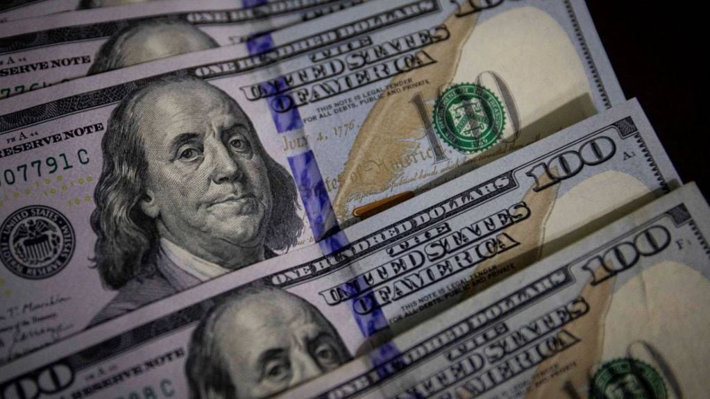 El dólar blue mantiene una brecha con el mayorista del 78,72%, el cual opera en los $114,70.