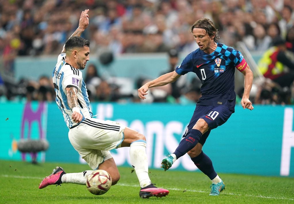 Mundial de Qatar: Leandro Paredes y Luca Modric, en el partido entre Argentina y Croacia. (AP)