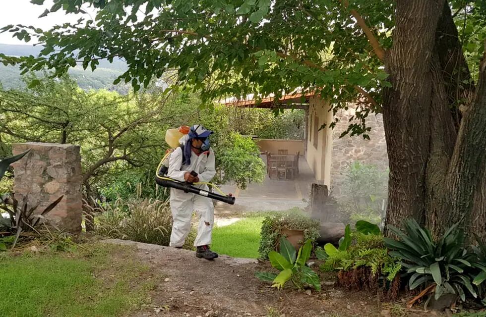 Río Ceballos. Fumigan en los patios de las casas y reparten repelentes por casos de dengue en barrio Parque La Amistad. (La Voz)