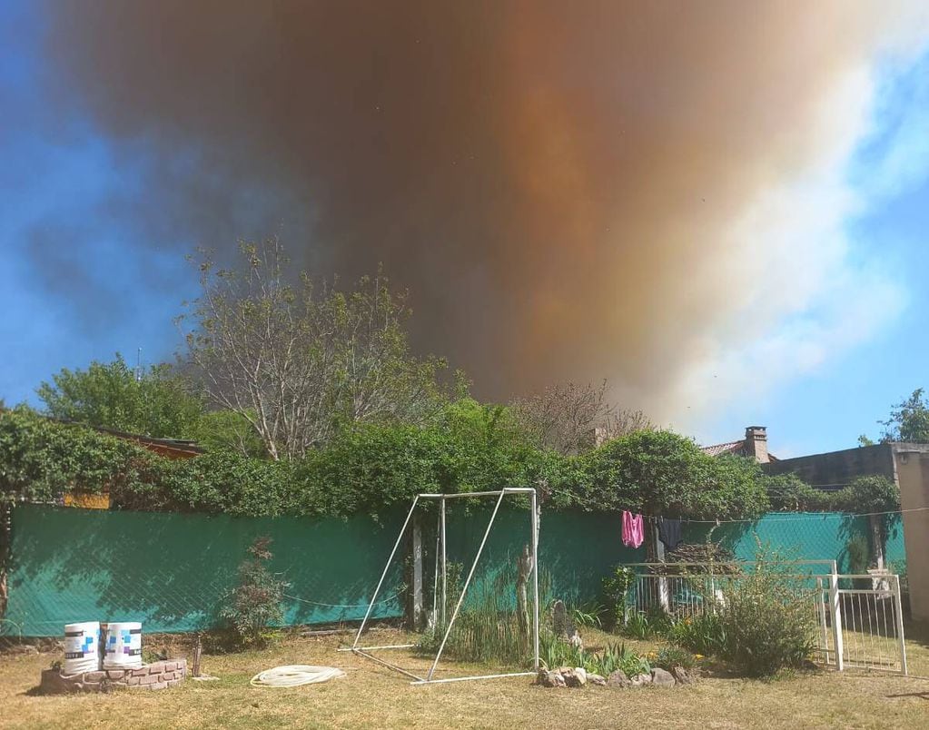El fuego vuelve a amenazar viviendas en la zona de Carlos Paz, Icho Cruz y Cabalango. (Gentileza)