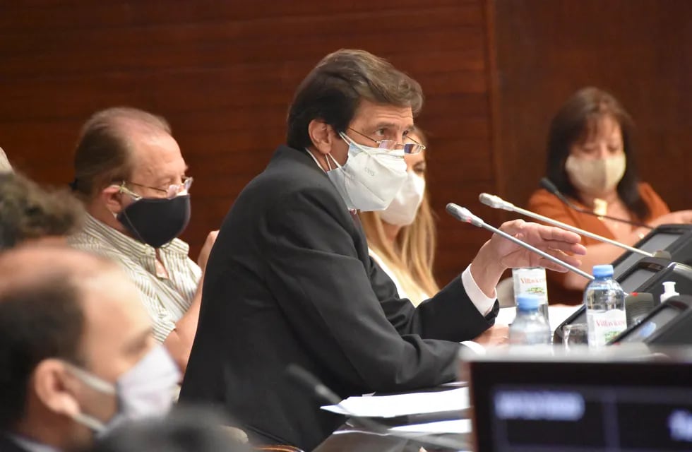 El ministro de Hacienda y Finanzas, Carlos Sadir, concurrió a la Legislatura a fin de presentar el anteproyecto de presupuesto para el próximo año.