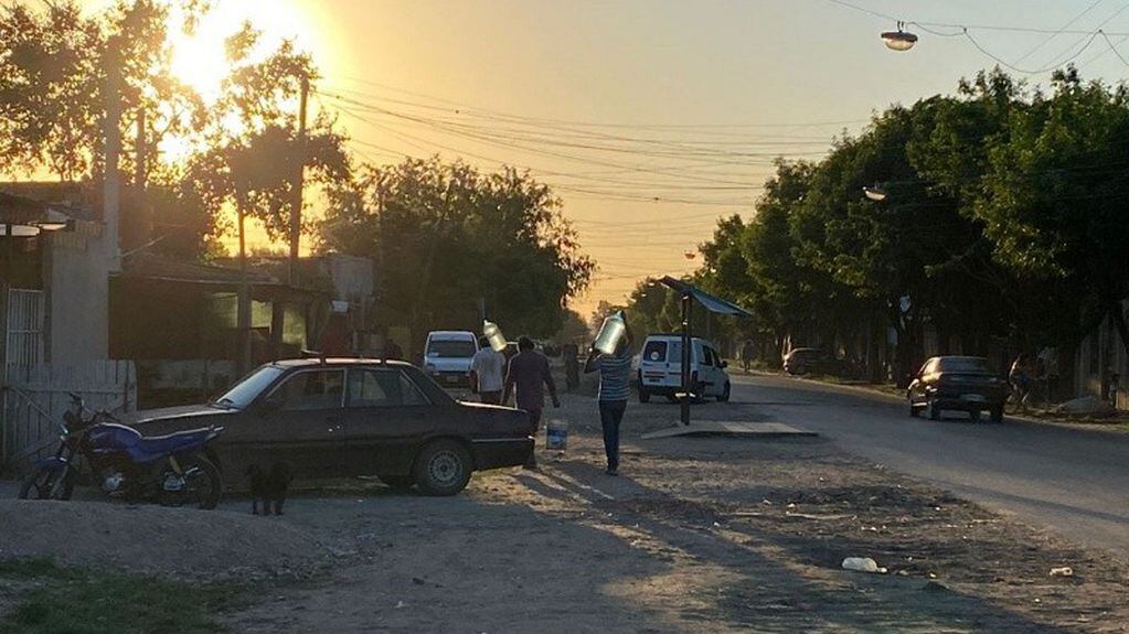 En el inicio de esta ola de calor, el servicio de agua no funcionó y los vecinos tuvieron que comprar.