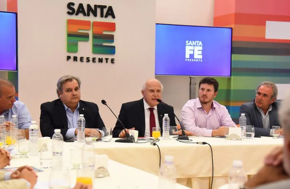 El gobernador le presentó el proyecto de reforma constitucional a los principales referentes de los partidos políticos en Rosario. (Prensa Gobernación)