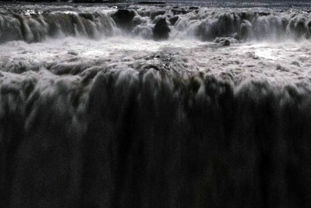 El caudal del agua del río Iguazú creció notablemente en las últimas horas. 