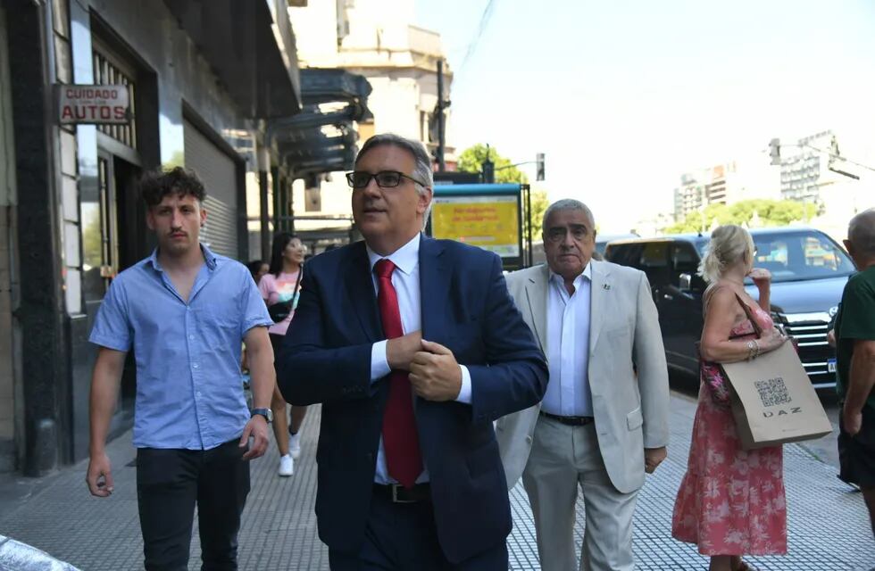 Martín Llaryora llegó a Buenos Aires, en oposición a al suba de retenciones por parte del Gobierno Nacional (La Voz).