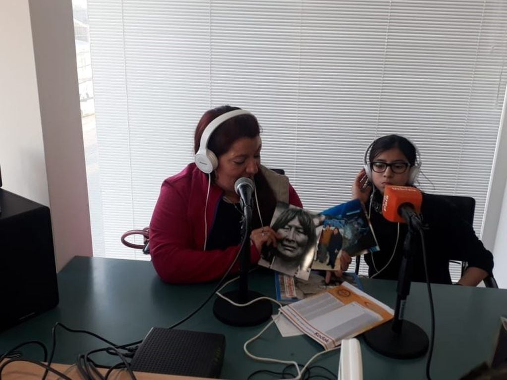 Vanina Ojeda Maldonado junto a su hija Bianca en Vía Ushuaia Radio / Mitre Digital