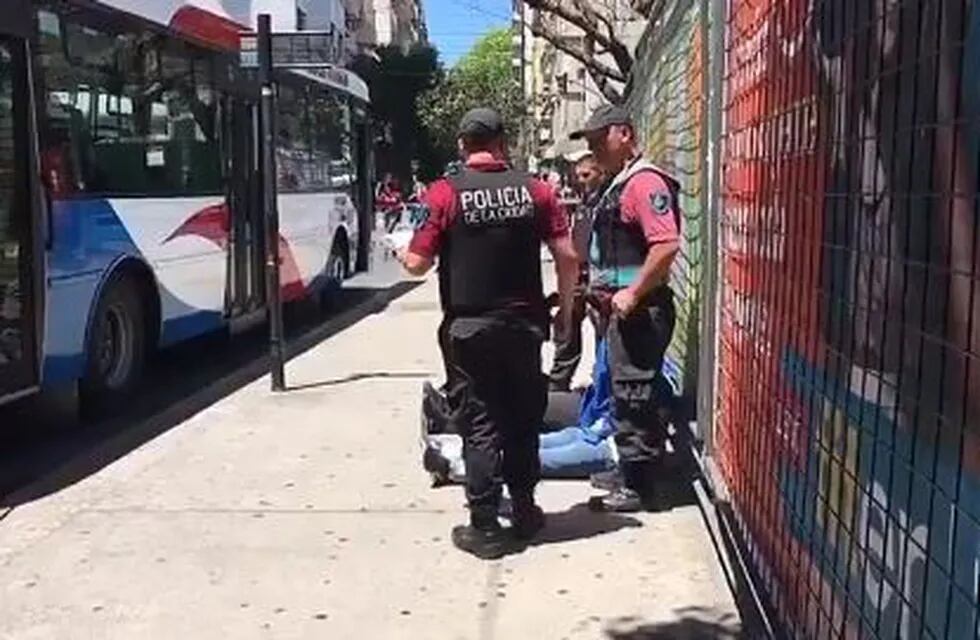 Robo, disparo y persecución en plena avenida Córdoba: hay tres detenidos.
