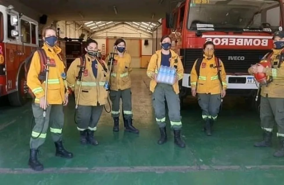Los bomberos voluntarios de Punta Alta reciben donaciones de agua mineral